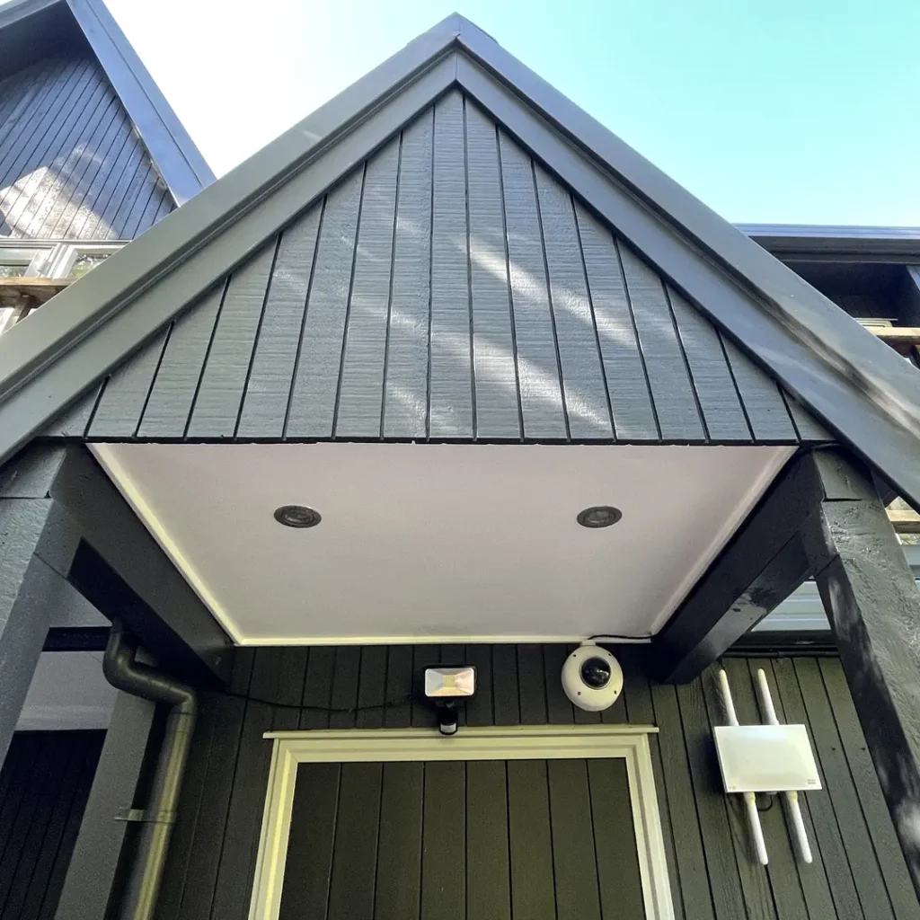 The image depicts a house that has aluminium windows, a dark front door, and an exterior that has been painted using Weathershield® ColourGuard™ Rawene.